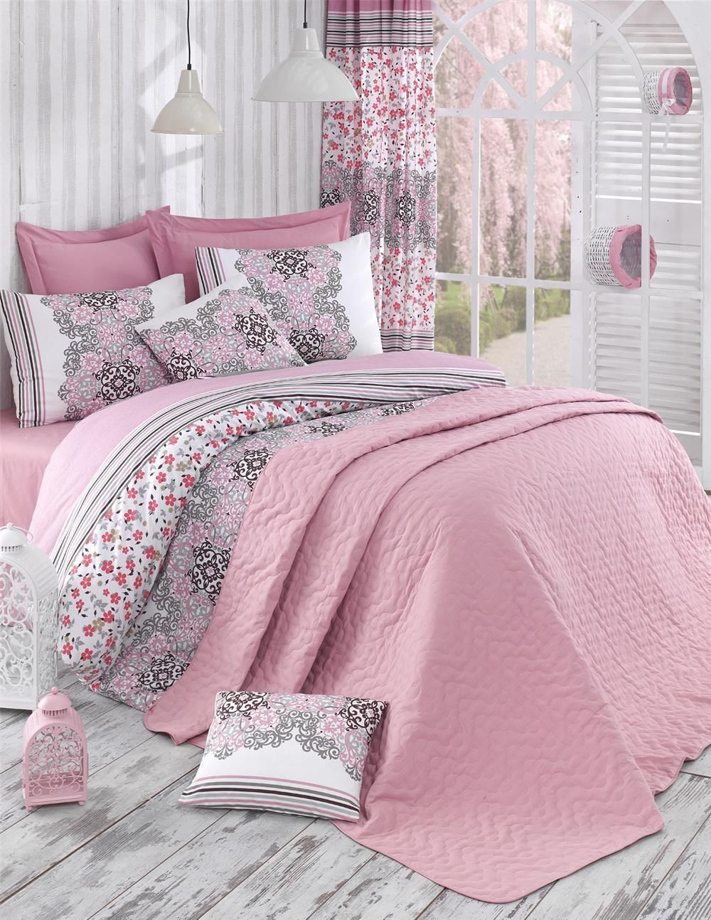 Bed linen set with bed spread